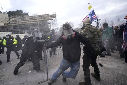 Eenfrentamientos entre las fuerzas de seguridad y los manifestantes, frente al Capitolio.