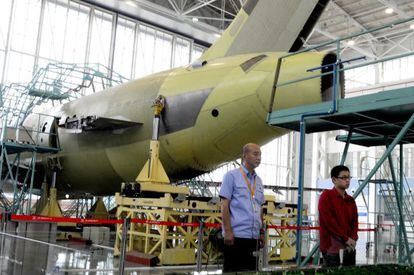 Fuselaje de un avión ARJ-21 en la fábrica de COMAC, en Shangái.