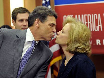 Rick Perry besa a su mujer, Anita, tras anunciar su retirada.