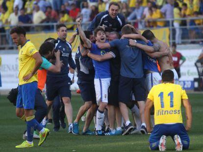 Jugadores del Oviedo celebran el ascenso a Segunda ante los desolados cadistas, el domingo.