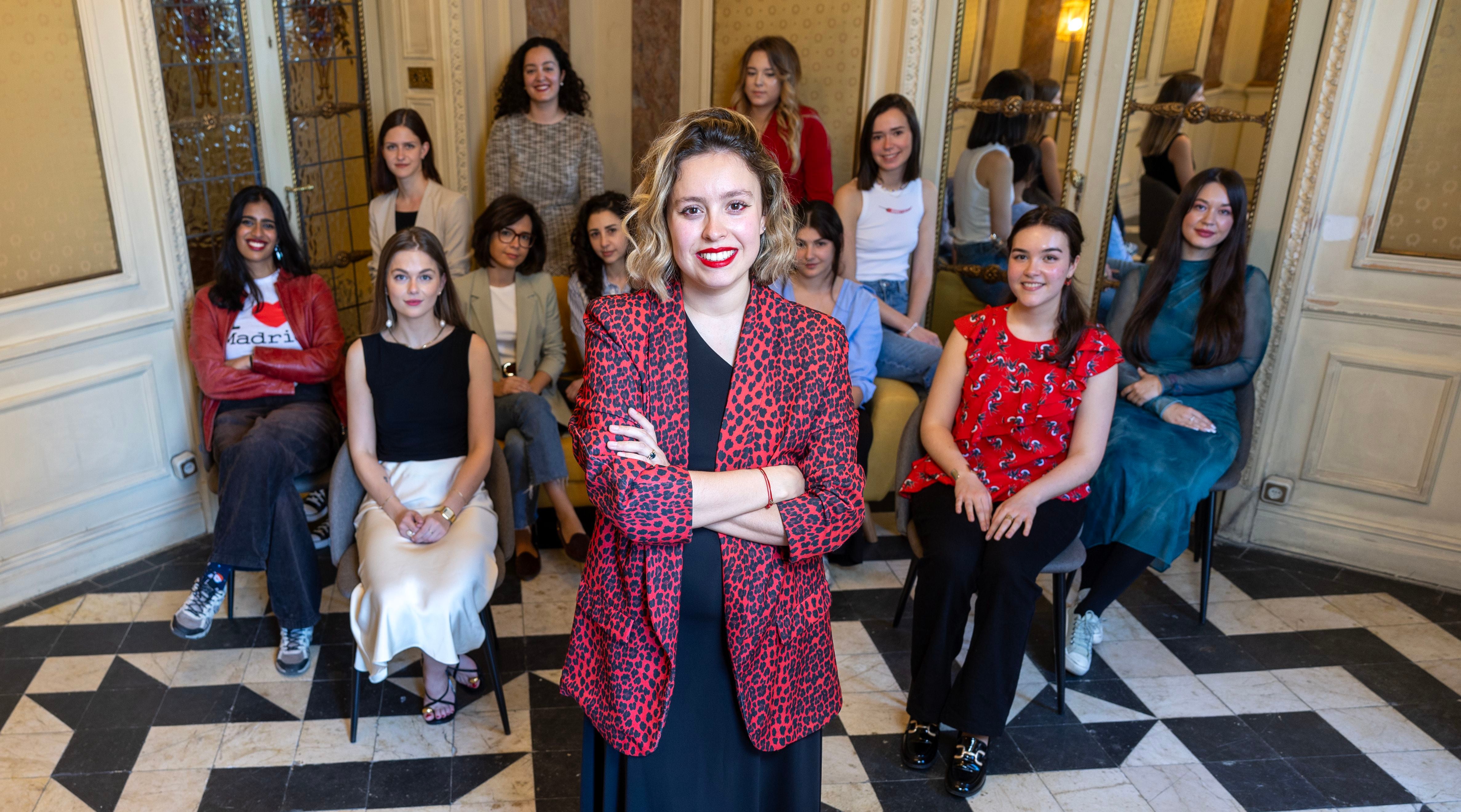 La fábrica para elevar a las mujeres jóvenes a los puestos donde se toman las decisiones