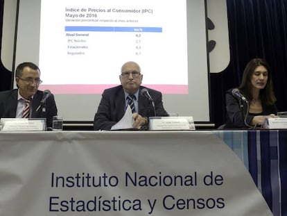 El director del INDEC, Jorge Todesca (centro), difunde el primer IPC oficial en 6 meses