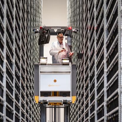 Almacén de materiales para la fabricación de productos electrónicos en la planta de Continental en Baviera (Alemania).