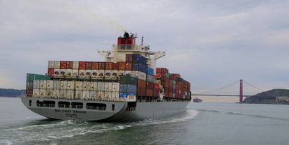 Un carguero con bandera de Panamá en la bahía de San Francisco.