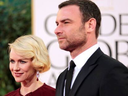 Naomi Watts y su pareja Liev Schreiber en la entrega de premios Golden Globe Awards, en enero de 2013.