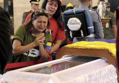 El ataúd con los restos mortales de Hugo Chávez permanece abierto para que sus seguidores puedan verle el rostro a la hora de darle el último adiós, pero las fotografías están prohibidas en el lugar. Fotografía facilitada por Presidencia de Venezuela.