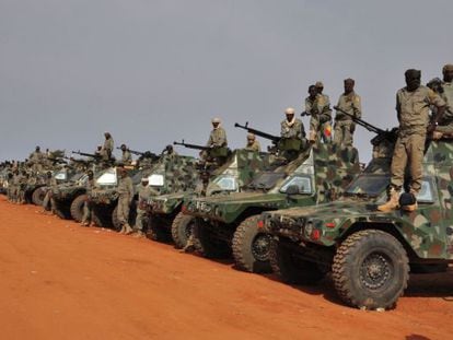 Soldados de Chad forman ante sus veh&iacute;culos blindados en Niamey (capital de N&iacute;ger), a la espera de su traslado a Mal&iacute;.