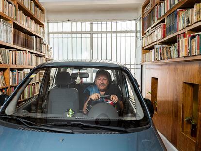 El escritor Paco Ignacio Taibo II, en el auto de su esposa en el garaje de su casa, en Ciudad de México, el pasado 16 de agosto.