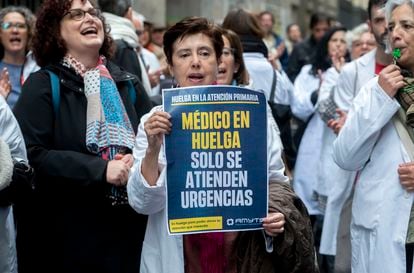 Una mujer sostiene una pancarta que reza 'Médico en Huelga solo se atienden Urgencias' durante una concentración de los médicos y pediatras de Atención Primaria, en frente a la Consejería de Sanidad de Madrid. Alberto Ortega / Europa Press.