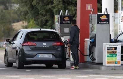 Uma pessoa abastece gasolina em um posto de gasolina em Madri, em 28 de outubro de 2022.