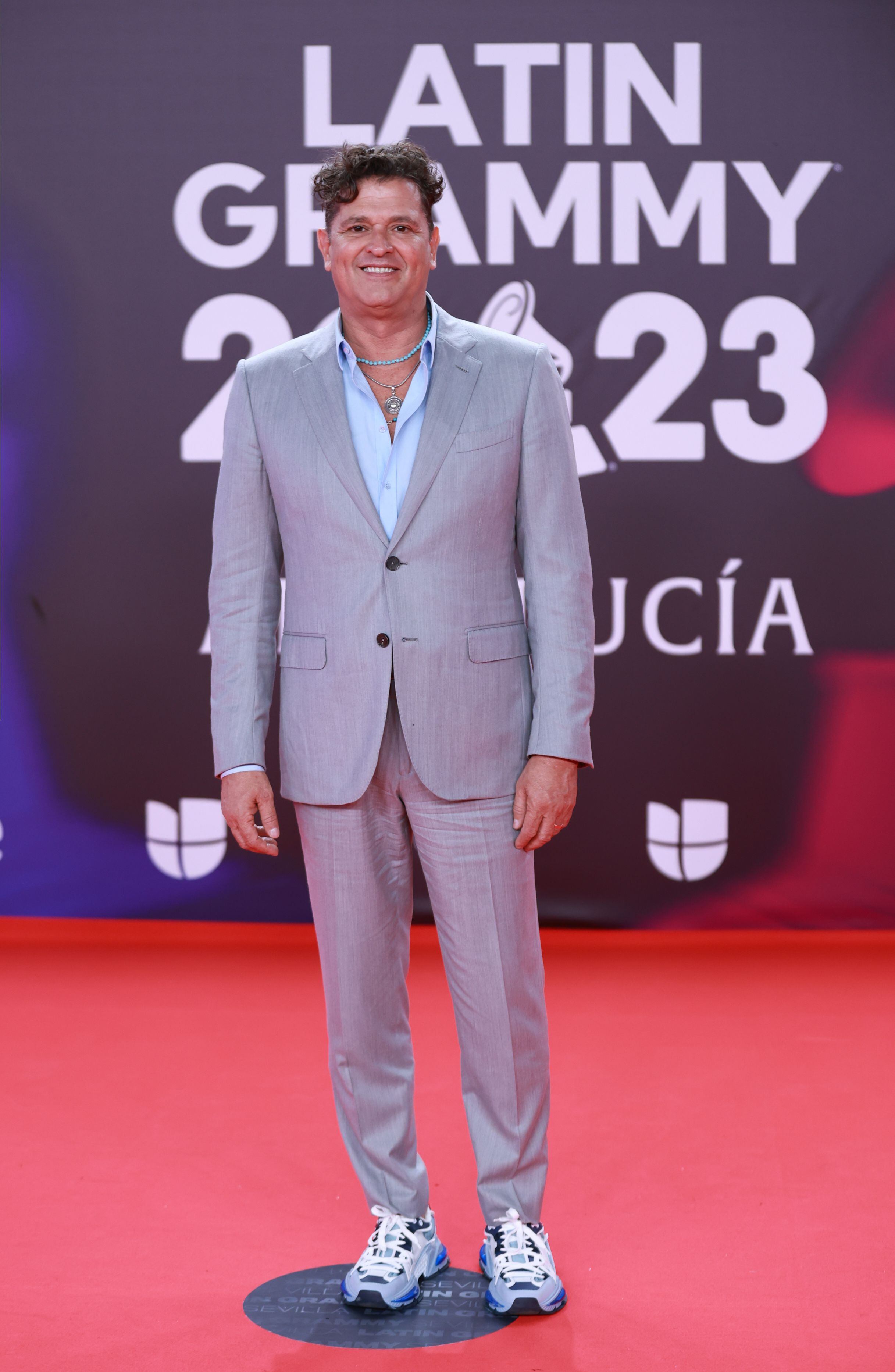 Carlos Vives, con traje gris y deportivas a su llegada a la gala.