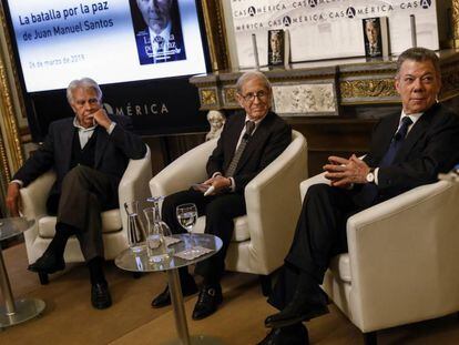 Juan Manuel Santos (dererecha), el exministro de Exteriores israelí, Shlomo Ben Ami y Felipe Gonzalez durante la presentación de sus memorias políticas.