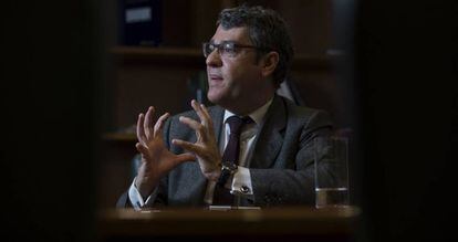 El Ministro de Industria, Turismo y Agenda Digital,  Alvaro Nadal, en su despacho en Madrid, durante la entrevista.