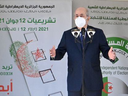El presidente de Argelia, Abdelmayid Tebún, a la salida de un centro de votación en las elecciones del pasado 12 de junio.