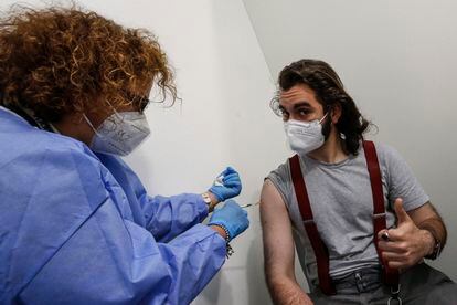 Kevin, de 21 años, recibe una dosis de la vacuna de AstraZeneca este jueves en Roma.