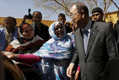 Ban Ki-moon escucha a una refugiada saharaui en el campo de refugiados de Sahrawi, en el sur de Argelia.