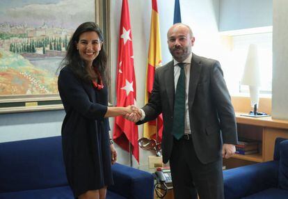 Roció Monasterio, de Vox, junto al presidente de la Asamblea, Juan Trinidad. 