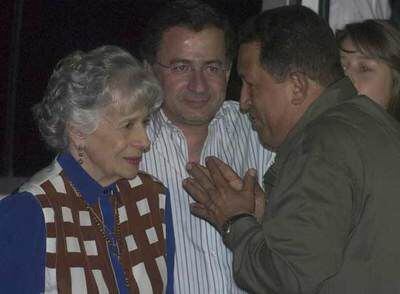 El presidente venezolano, Hugo Chávez (derecha), conversa con la madre y el hermano de Clara Rojas, una de las tres rehenes que se iban a liberar.