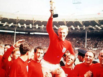 Bobby Moore alza la Copa Jules Rimet tras vencer a Alemania el 30 de julio de 1966.