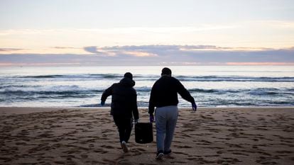 Una pareja de voluntarios durante la limpieza de los 'pellets' en la costa gallega.