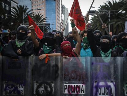 Un grupo de mujeres protesta con los escudos que le quitaron a la policía de Ciudad de México.