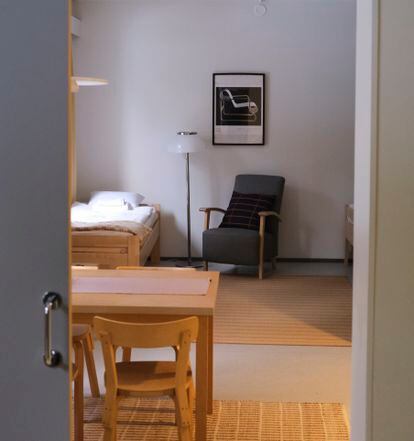 Interior de una de las habitaciones del sanatorio de Paimio que actualmente están disponibles para el alojamiento de huéspedes.