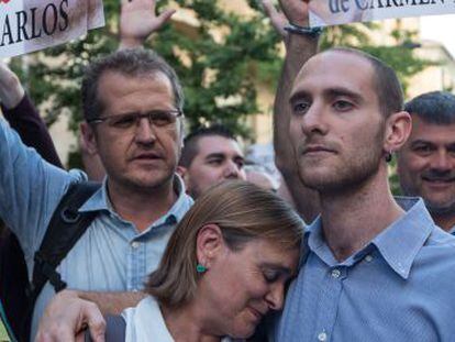 Carmen Bajo y Carlos Cano, el 30 de mayo durante una manifestaci&oacute;n contra su condena en Granada.