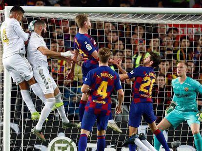 Benzema remata ante el Barça. En vídeo, los altercados tras el encuentro.