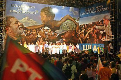 Carteles electorales de Lula y el PT.