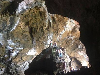 Visitantes en el interior de la Cova Tallada, en la costa de X&agrave;bia.