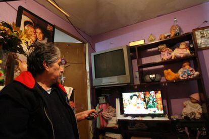 Una mujer observa su televisión digital, en la Ciudad de México.