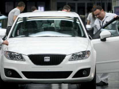 Varios operarios de la factor&iacute;a automovil&iacute;stica Seat trabajan en la cadena de montaje.