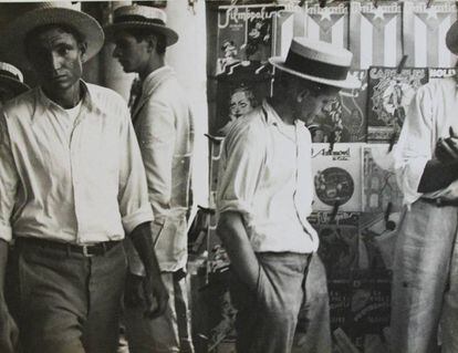 Varios ciudadanos en el puesto de un limpiabotas en el centro de La Habana (1933).