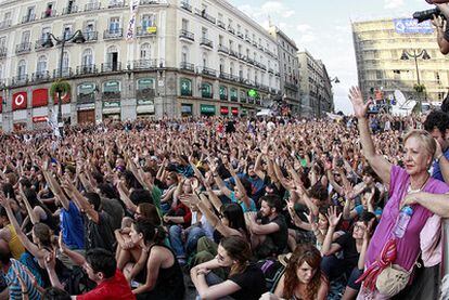 Asamblea en la Puerta del Sol con centenares de asistentes en la que los indignados han decidiso quedarse en la plaza.