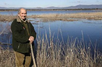 Julio Escuderos, el último pescador de las Tablas de Daimiel, ayer. Abajo, en el mismo sitio el pasado 16 de octubre.