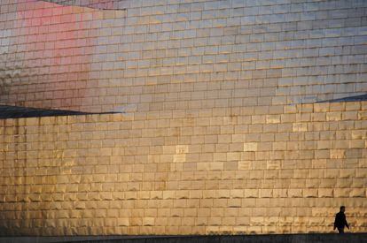 La envoltura de 33.000 placas de titanio del edificio de Frank Gehry se ha convertido en el símbolo del llamado efecto Guggenheim, un modelo que devino global de regeneración urbanística con coartada cultural. Gehry, el arquitecto, y la actriz Marilyn Monroe no se conocieron, pero compartieron psicólogo. Por eso, en la visión del crítico de arquitectura Herbert Muschamp, el edificio sería “un santuario de la asociación libre”: “es un pájaro, es un avión, es Supermán, es un barco, una alcachofa, el milagro de la rosa”.
