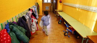 Un alumno cuelga su abrigo en un pasillo del colegio público Vasco Núñez del distrito de Fuencarral.