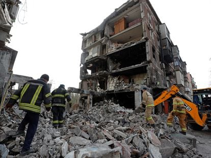 Los servicios de emergencia trabajan en un edificio destruido, este martes en Mariupol.