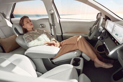 La reclinación de los asientos frontales de IONIQ 5 permite un descanso total.