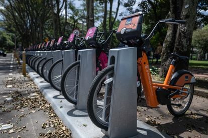 Bicicletas dispuestas para alquiler en el parque El Virrey en Bogotá.