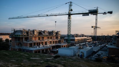 Promoción de viviendas en construcción en Boadilla del Monte (Madrid).