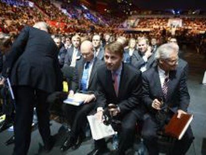 El consejero delegado interino de Nokia, Risto Siilasmaa (segundo por la derecha), se prepara para hablar en la junta extraordinaria de accionistas.