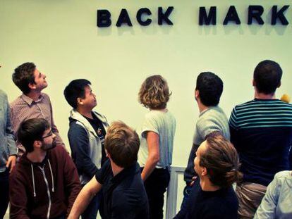 El equipo de Back Market mirando el logo de la compa&ntilde;&iacute;a.
