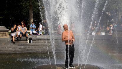 Un hombre se refresca en una fuente durante un día de calor, en julio de 2021 en Nueva York.