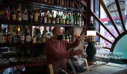 Pere Pina, propietari de Casa Almirall, al bar.