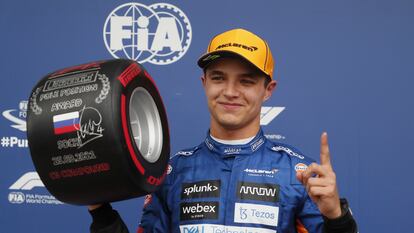 Lando Norris celebra haber ganado la pole del Gran Premio de Rusia en Sochi.