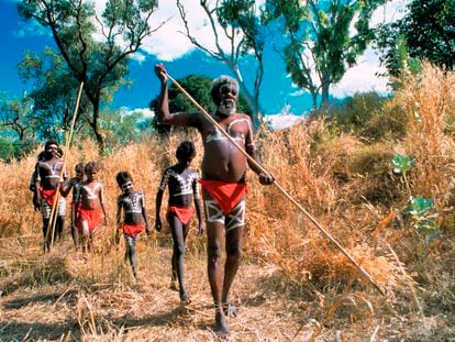 Una imagen de archivo de una familia de aborígenes caminando en la naturaleza cerca de Darwin, Australia