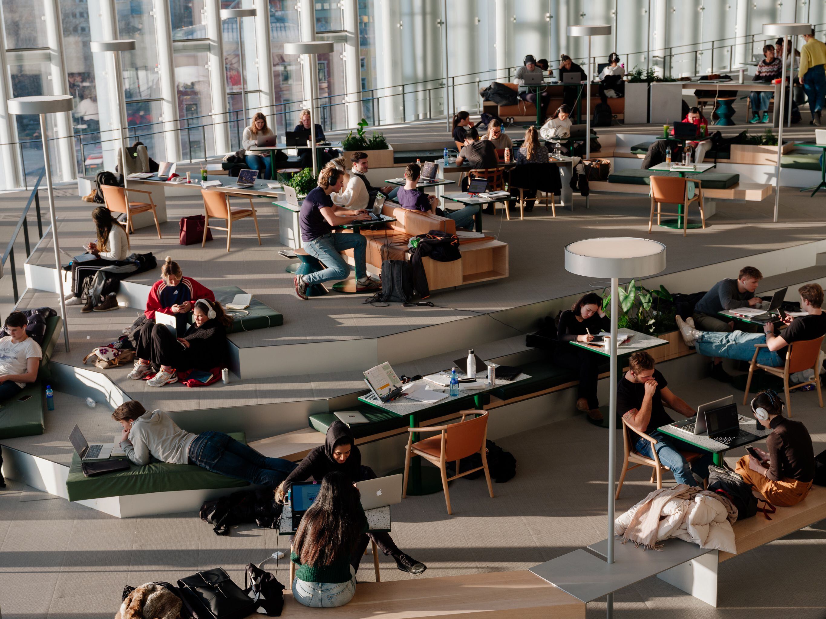 Los usuarios de la nueva sede central de las bibliotecas públicas de Oslo cuentan con amplias zonas de lectura.   
