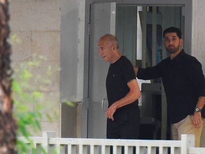 El ex pirmer ministro israel&iacute; Ehud Olmert sale de la c&aacute;rcel de, Maasiyahu, cerca de Tel Aviv. 