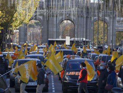 Manifestantes contra la 'ley Celaá', ante la Puerta de Alcalá (Madrid), este domingo.